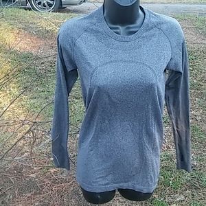 Women's long sleeved lululemon shirt.